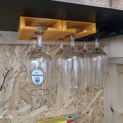 Giá đỡ ly bia treo tường cho ly có chân