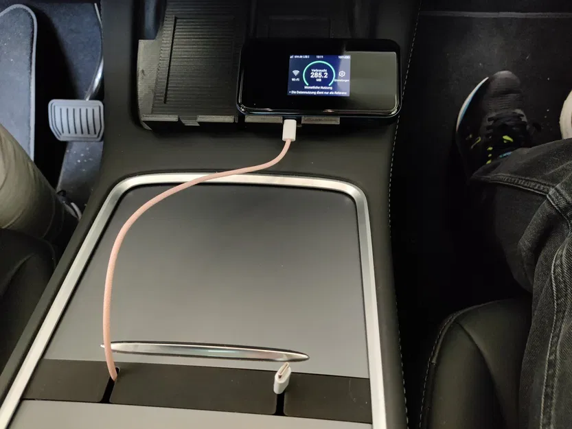 Giá đỡ điện thoại/Router cho Tesla Model Y 2022/2023 - Image 1