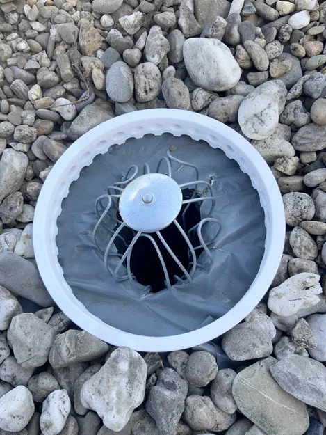 Hàng rào nhỏ ngăn sỏi rơi xuống cống thoát nước - Image 1