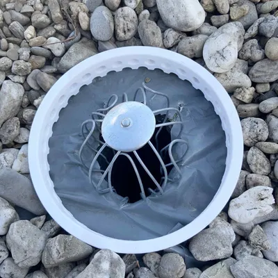 Hàng rào nhỏ ngăn sỏi rơi xuống cống thoát nước