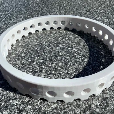 Hàng rào nhỏ ngăn sỏi rơi xuống cống thoát nước