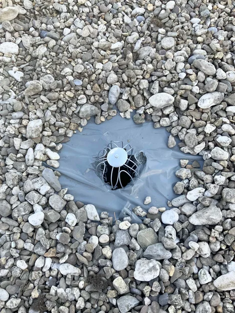 Hàng rào nhỏ ngăn sỏi rơi xuống cống thoát nước - Image 3