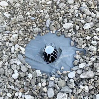 Hàng rào nhỏ ngăn sỏi rơi xuống cống thoát nước