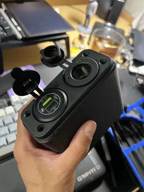 Hộp đựng 2 ổ cắm điện xe hơi cho Ford Maverick - Image 1