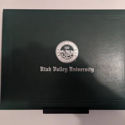 Giá treo bằng tốt nghiệp trên tường