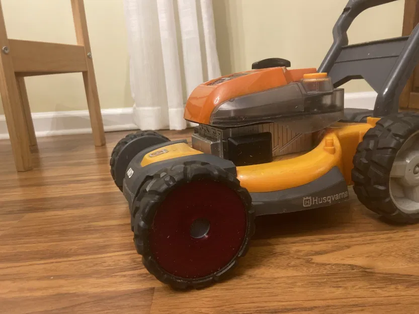 Thay thế bánh xe hỏng cho máy cắt cỏ đồ chơi Husqvarna trẻ em - Image 2