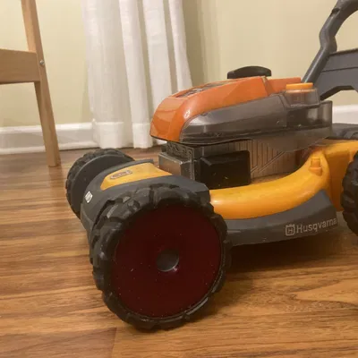 Thay thế bánh xe hỏng cho máy cắt cỏ đồ chơi Husqvarna trẻ em