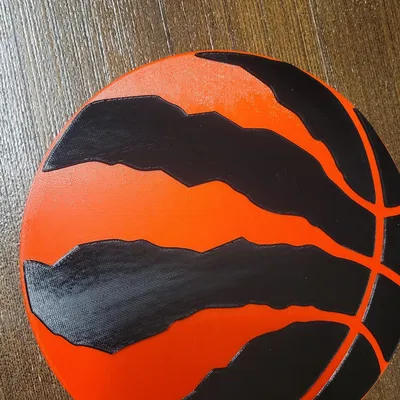 Biểu tượng Raptors với các cạnh tròn và chi tiết bóng nổi bật