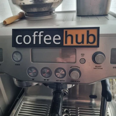 Biển hiệu Coffee Hub hài hước cho máy pha cà phê