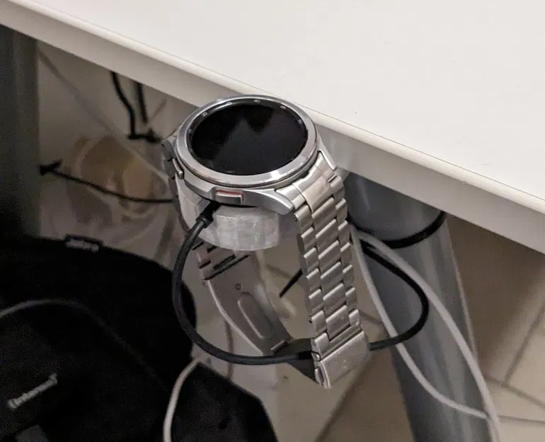 Giá đỡ sạc không dây cho Samsung Galaxy Watch trên bàn - Image 2