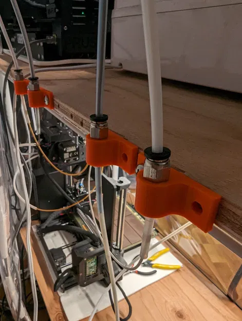 Giá đỡ PC4-M10 cho ống PTFE trên kệ gỗ - Image 1