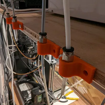 Giá đỡ PC4-M10 cho ống PTFE trên kệ gỗ