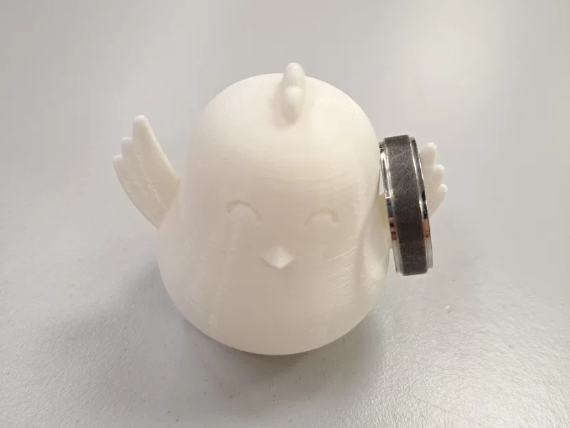 Giá đỡ nhẫn hình chú gà với đôi cánh giơ lên - Image 4