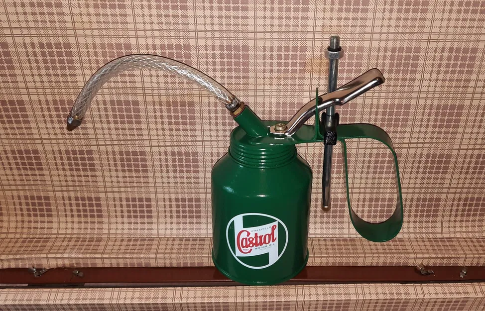 Bình dầu Castrol với ống và dây dẫn retro - Image 1