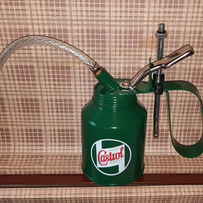 Bình dầu Castrol với ống và dây dẫn retro
