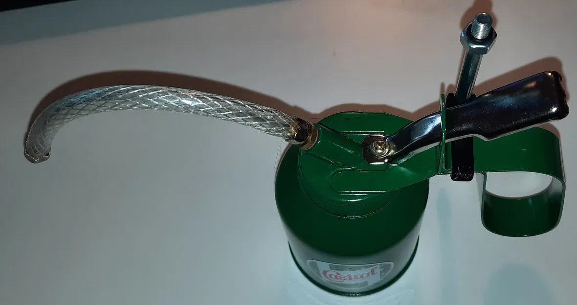 Bình dầu Castrol với ống và dây dẫn retro - Image 3