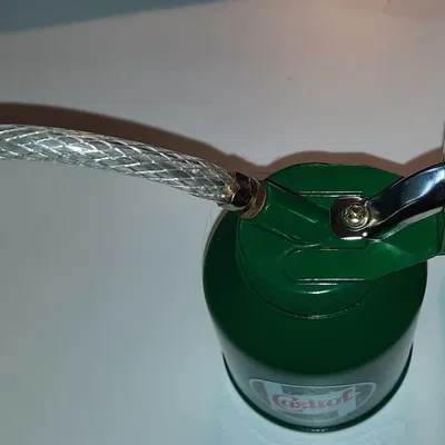 Bình dầu Castrol với ống và dây dẫn retro