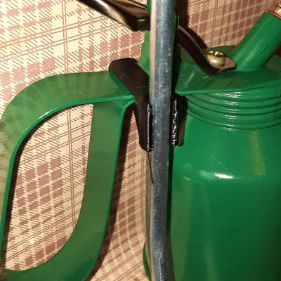 Bình dầu Castrol với ống và dây dẫn retro