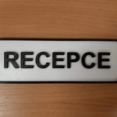 Biển chỉ dẫn lễ tân treo trên cửa