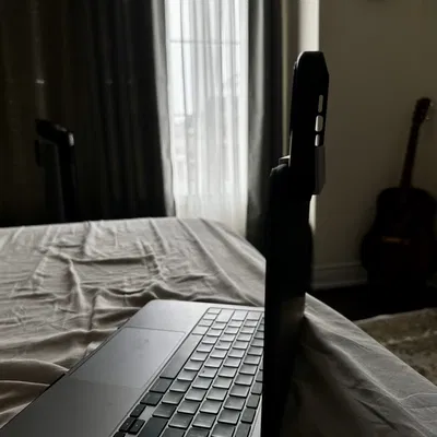 Giá đỡ iPhone cho MacBook M1 với ốp bảo vệ