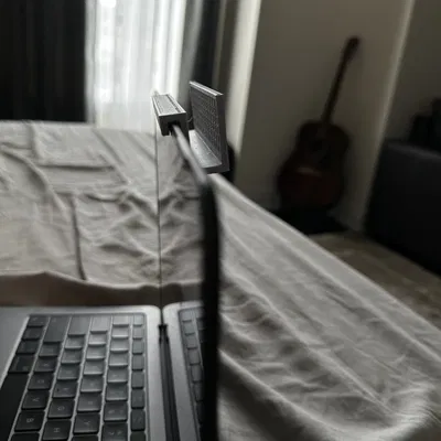 Giá đỡ iPhone cho MacBook M1 với ốp bảo vệ