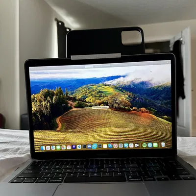 Giá đỡ iPhone cho MacBook M1 với ốp bảo vệ