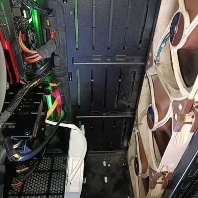 Giá đỡ quạt thẳng đứng cho vỏ máy tính hướng đến GPU