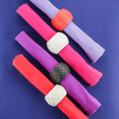 Mẫu thiết kế vòng khăn ăn khắc họa độc đáo