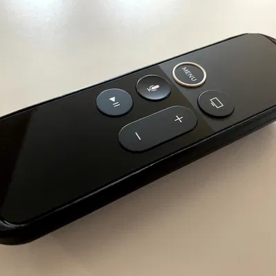 Giá đỡ điều khiển Apple TV tiện dụng