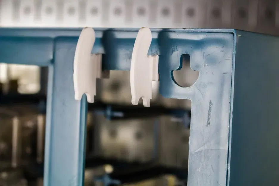 Kẹp treo tủ lưu trữ trên bảng điều khiển kim loại - Image 1