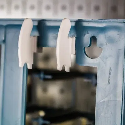 Kẹp treo tủ lưu trữ trên bảng điều khiển kim loại