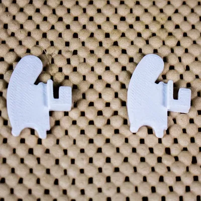 Kẹp treo tủ lưu trữ trên bảng điều khiển kim loại