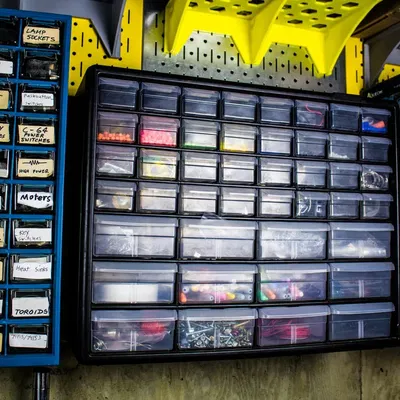 Kẹp treo tủ lưu trữ trên bảng điều khiển kim loại