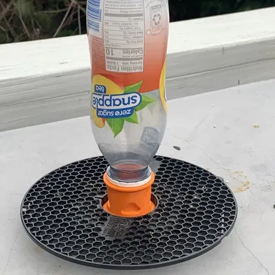 Máy cho chim từ chai tái chế Snapple và Ocean Spray