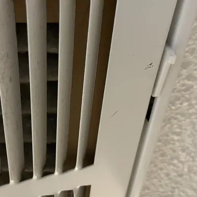 Cần gạt điều chỉnh lỗ thông gió máy lạnh trong nhà