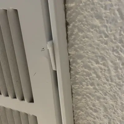 Cần gạt điều chỉnh lỗ thông gió máy lạnh trong nhà