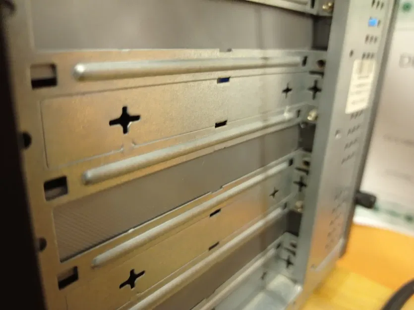 Nắp che PCI-E cho lỗ 2mm trong thùng máy tính - Image 1