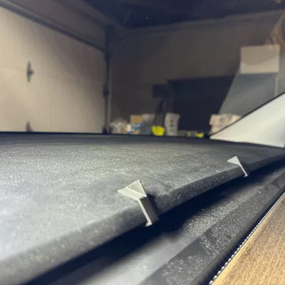 Kẹp giữ hộp giấy cho bảng điều khiển Tesla