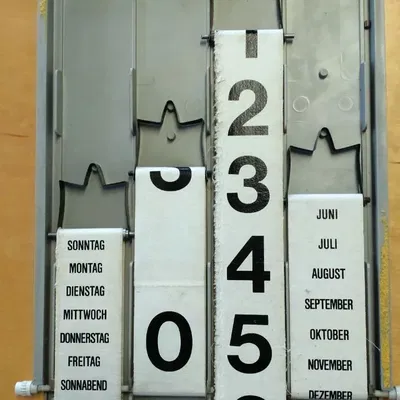 Bánh xe thay thế cho lịch treo tường cổ điển