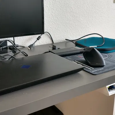 Ngăn kéo đựng bút tiện lợi dưới bàn làm việc