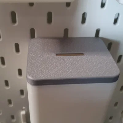 Hộp đựng Ikea Skadis với nắp heo đất
