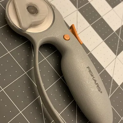 Hướng dẫn sử dụng dao cắt quay Fiskars