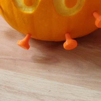 Quả bí ngô chủ đề Covid-19 với vi khuẩn