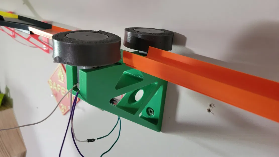 Bộ tăng tốc gắn tường cho đường đua Hot Wheels - Image 1