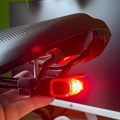 Giá đỡ đèn hậu xe đạp dưới yên xe