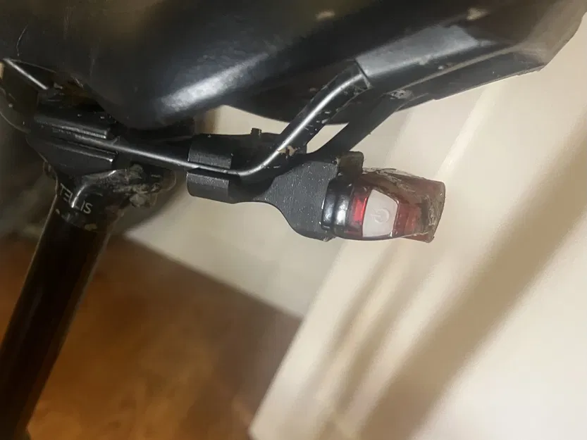 Giá đỡ đèn sau Cateye cho yên xe đạp - Image 3