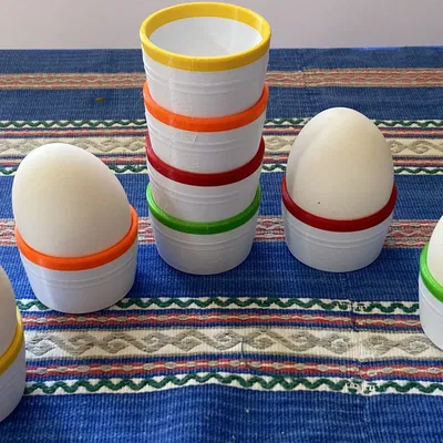 Cốc trứng xếp chồng đơn giản nhiều màu sắc