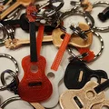 Móc chìa khóa hình ukulele nhiều màu sắc - Thumbnail 1