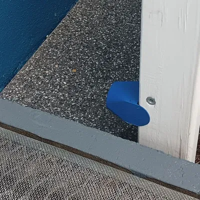 Ghế dài sân vườn với khoảng cách tường hợp lý