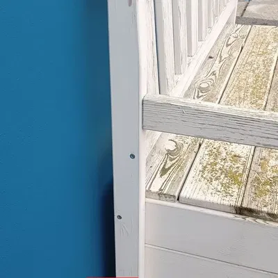 Ghế dài sân vườn với khoảng cách tường hợp lý